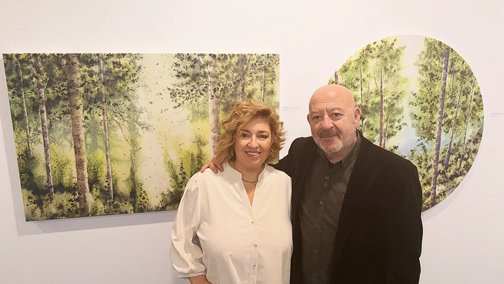 Ángel Almeida con la obra de Macarena Sanz